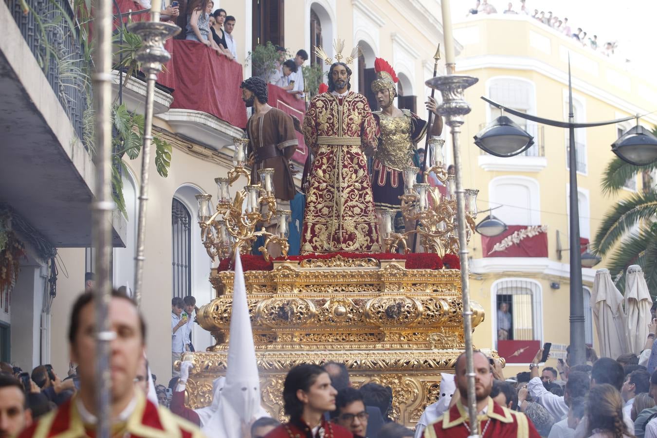 La elegante procesión de La Sentencia en el Lunes Santo de Córdoba, en imágenes