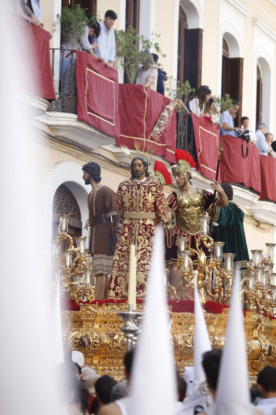 La elegante procesión de La Sentencia en el Lunes Santo de Córdoba, en imágenes
