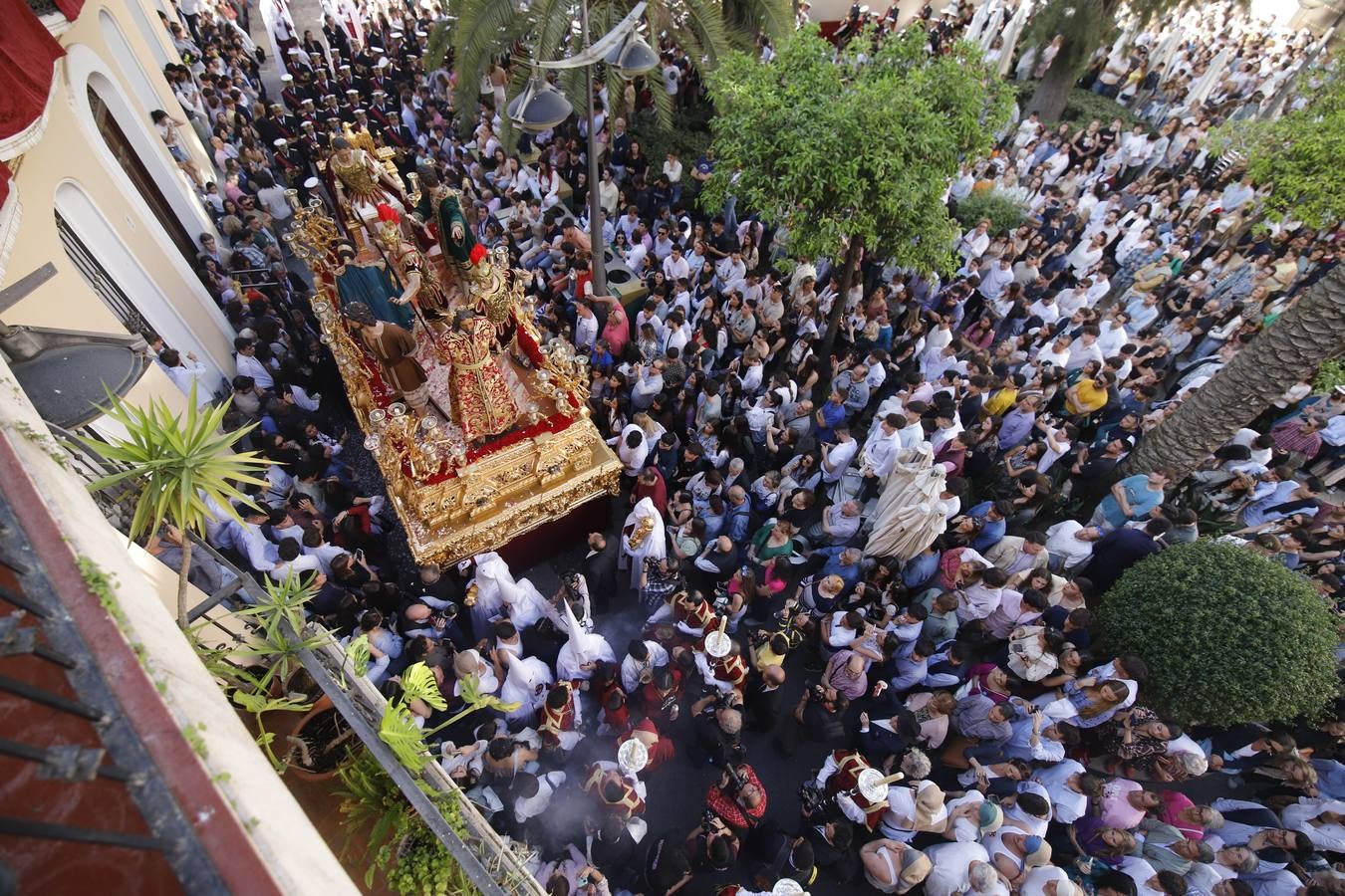 La elegante procesión de La Sentencia en el Lunes Santo de Córdoba, en imágenes