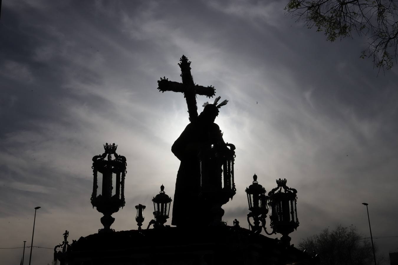 Lunes Santo | La solemne procesión de la hermandad de la Vera Cruz, en imágenes