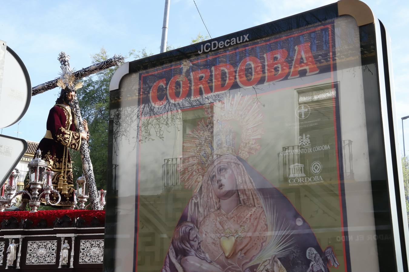 Lunes Santo | La solemne procesión de la hermandad de la Vera Cruz, en imágenes