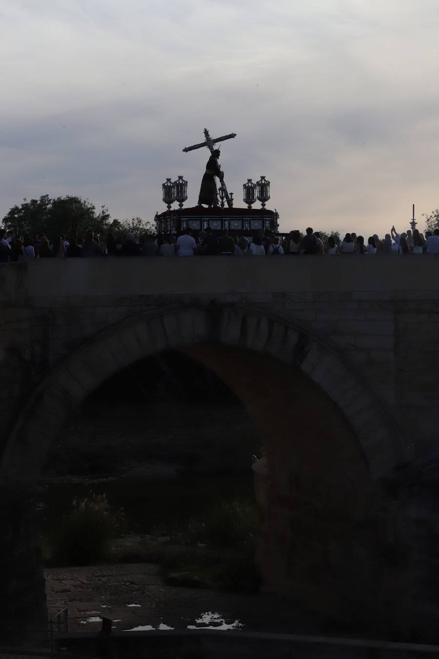 Lunes Santo | La solemne procesión de la hermandad de la Vera Cruz, en imágenes