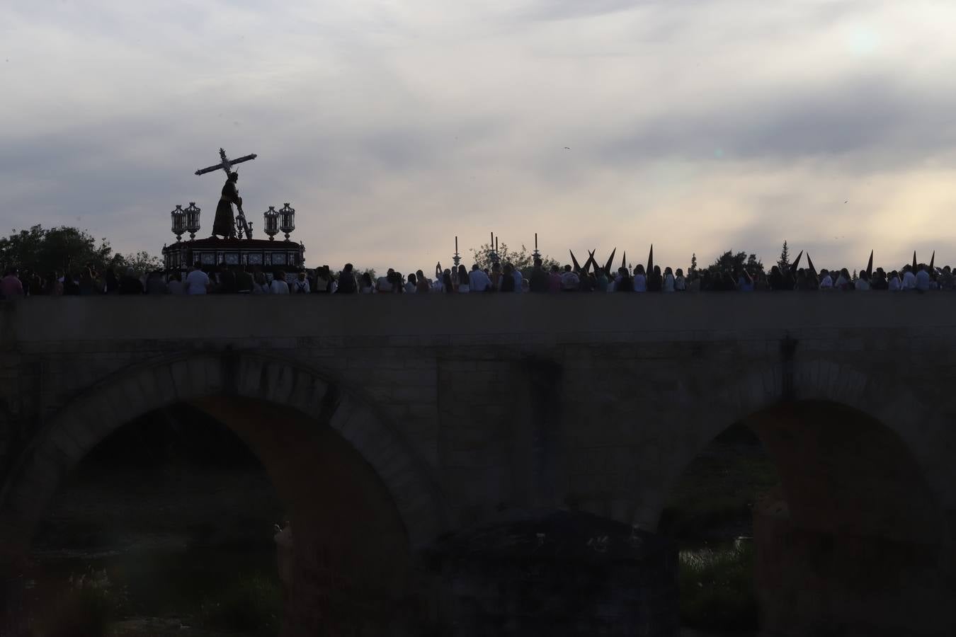 Lunes Santo | La solemne procesión de la hermandad de la Vera Cruz, en imágenes