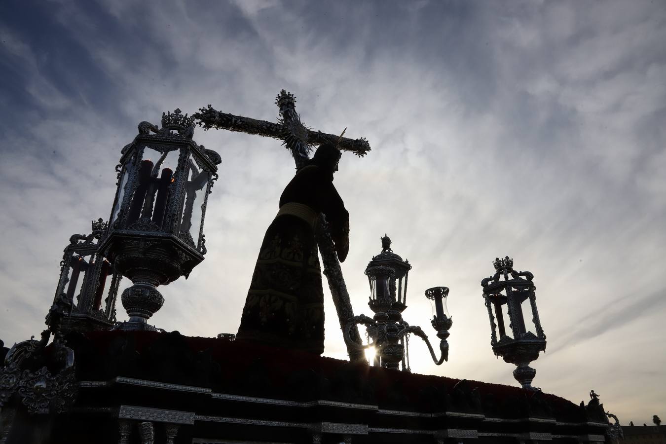 Lunes Santo | La solemne procesión de la hermandad de la Vera Cruz, en imágenes