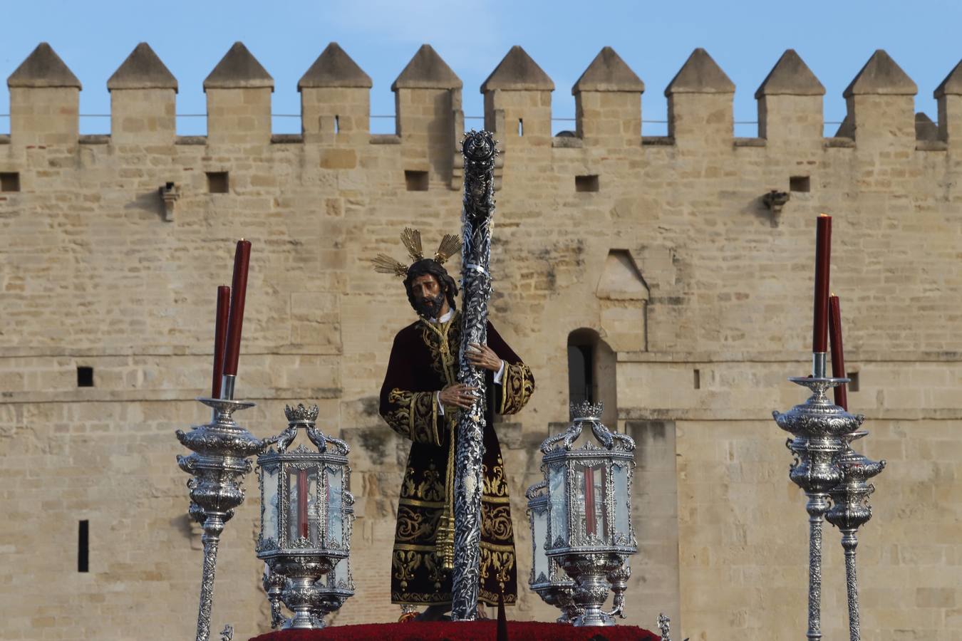 Lunes Santo | La solemne procesión de la hermandad de la Vera Cruz, en imágenes