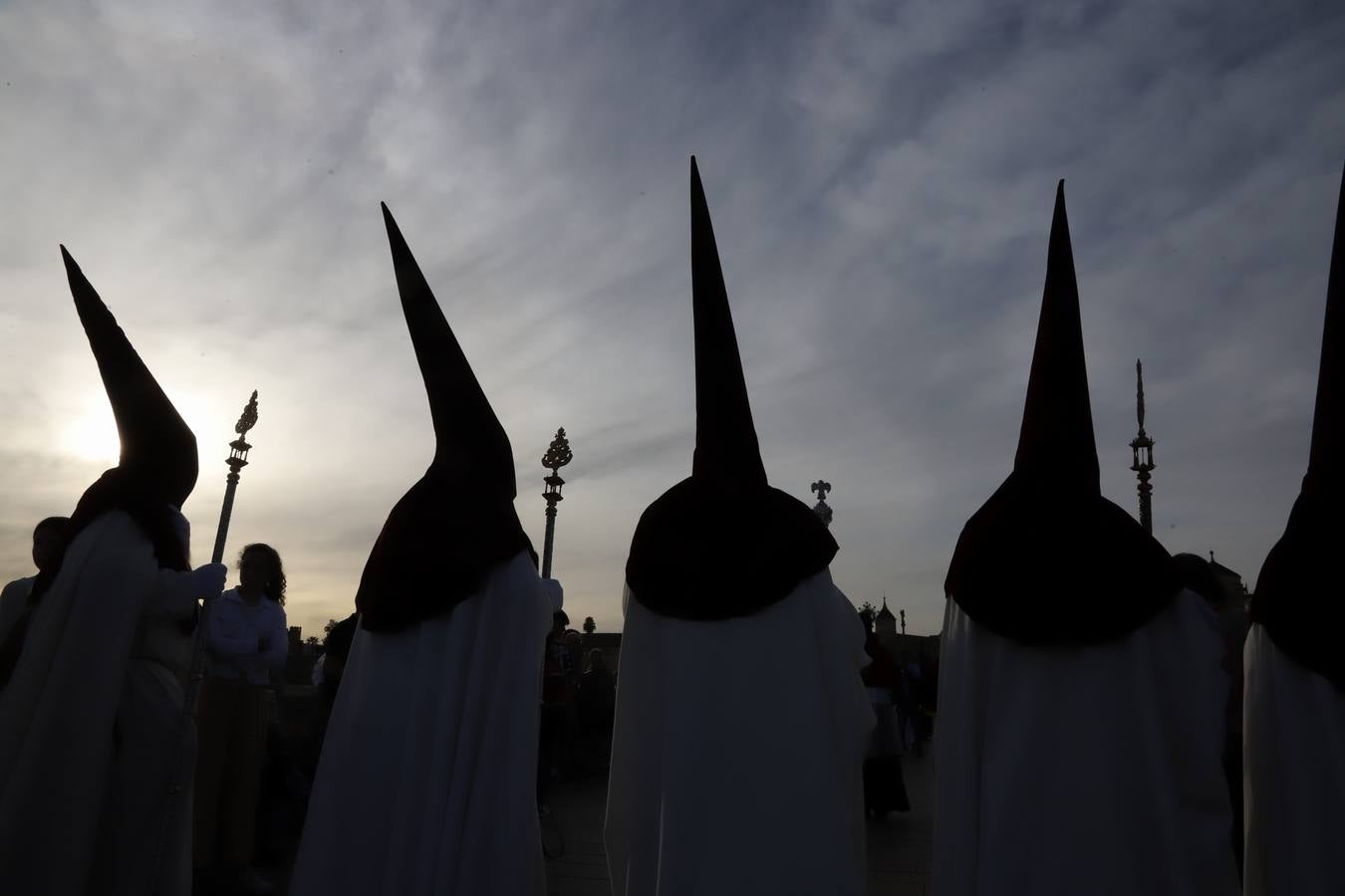 Lunes Santo | La solemne procesión de la hermandad de la Vera Cruz, en imágenes