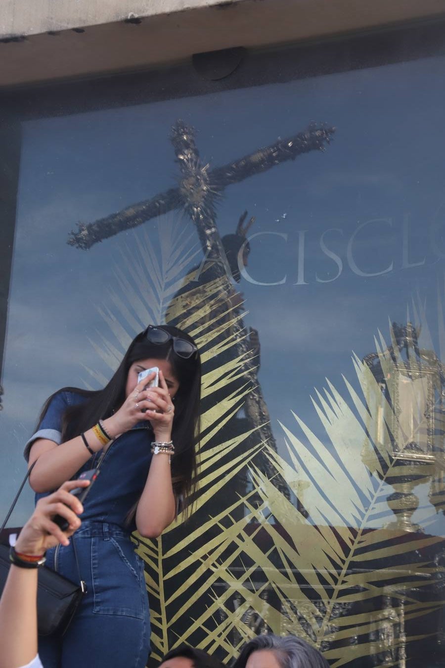 Lunes Santo | La solemne procesión de la hermandad de la Vera Cruz, en imágenes