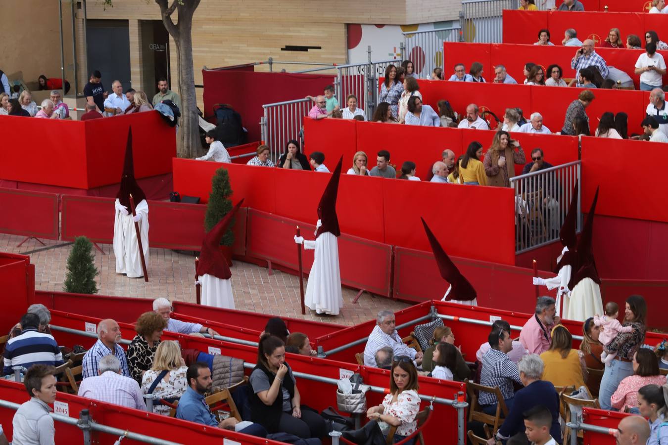 Lunes Santo | La solemne procesión de la hermandad de la Vera Cruz, en imágenes