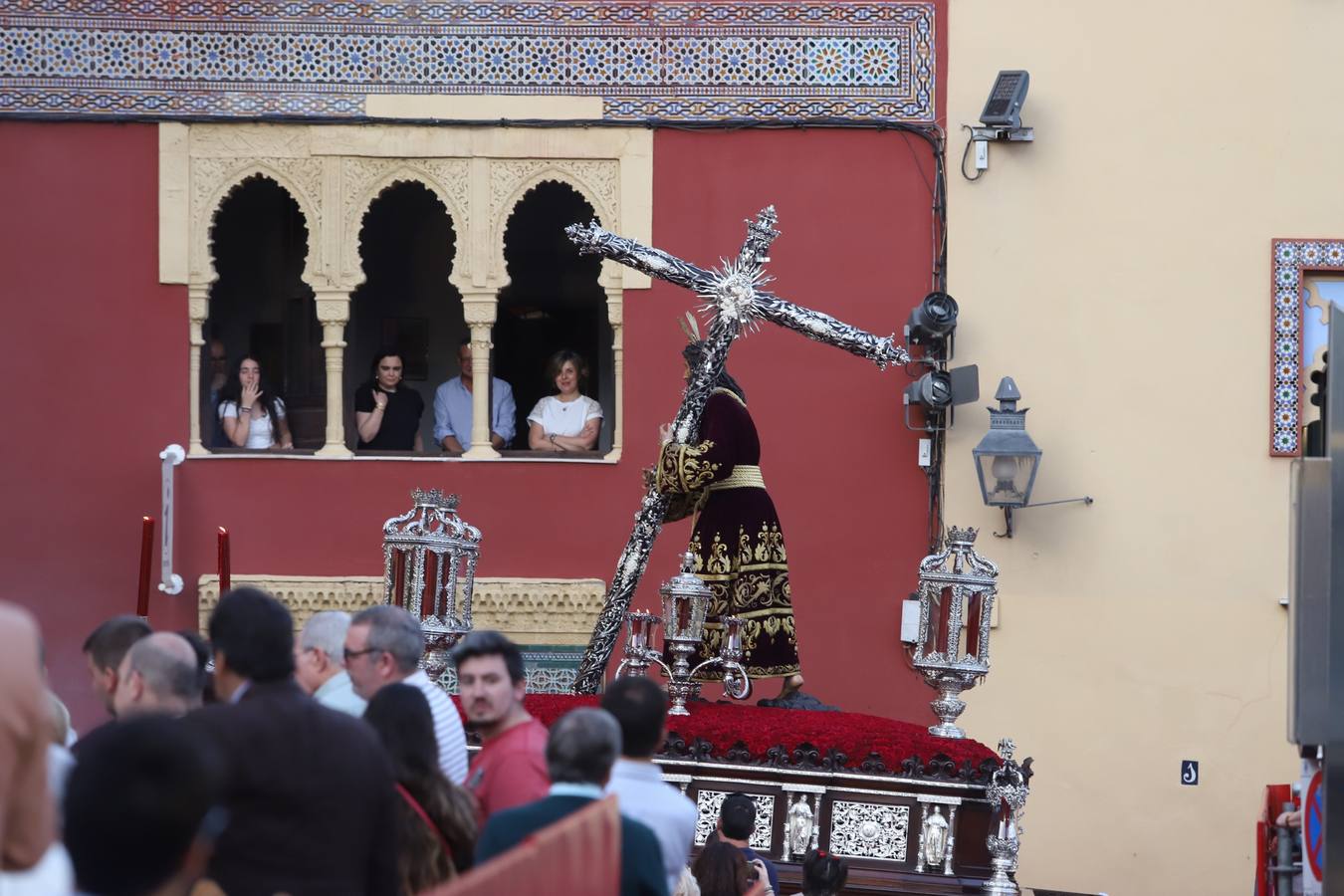 Lunes Santo | La solemne procesión de la hermandad de la Vera Cruz, en imágenes