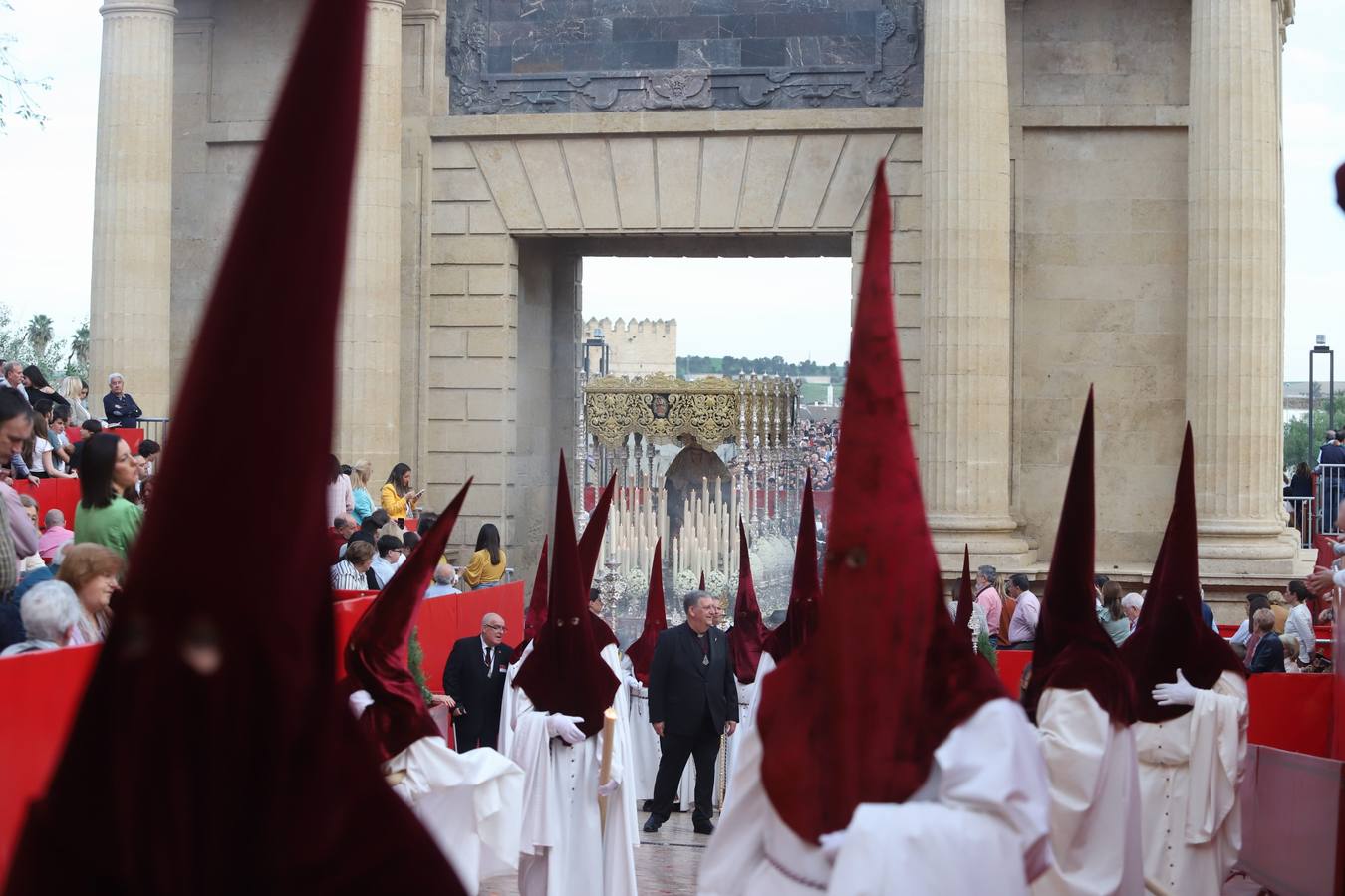 Lunes Santo | La solemne procesión de la hermandad de la Vera Cruz, en imágenes