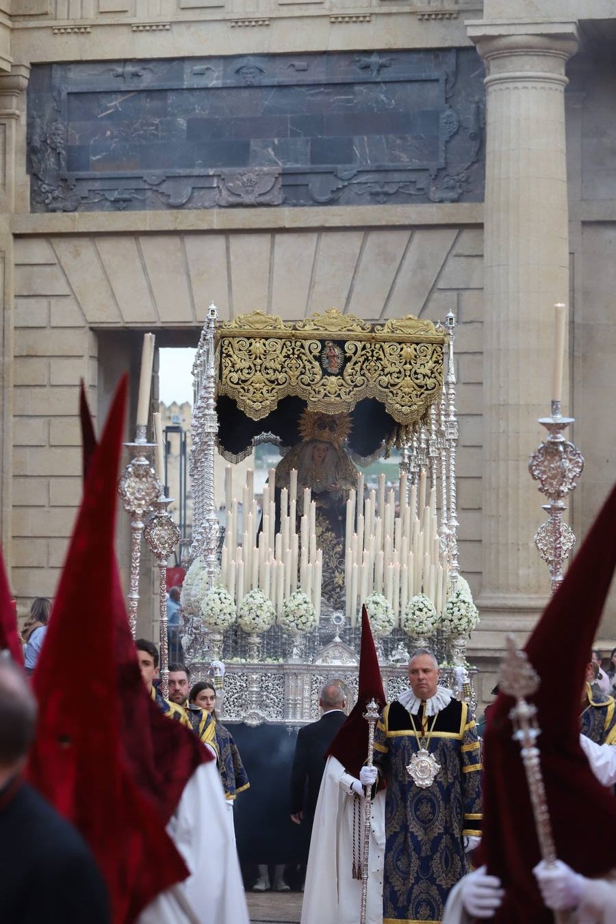 Lunes Santo | La solemne procesión de la hermandad de la Vera Cruz, en imágenes