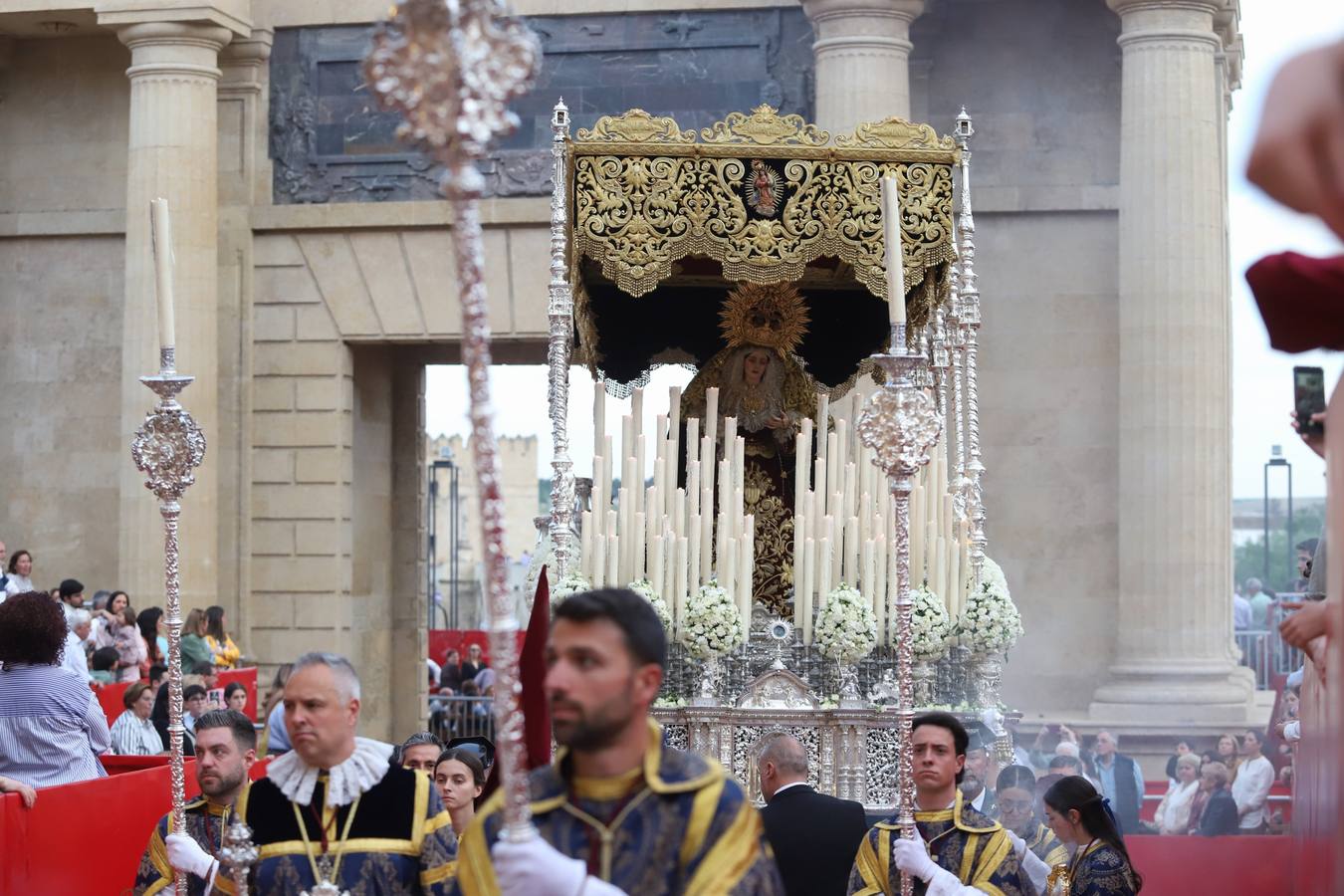 Lunes Santo | La solemne procesión de la hermandad de la Vera Cruz, en imágenes
