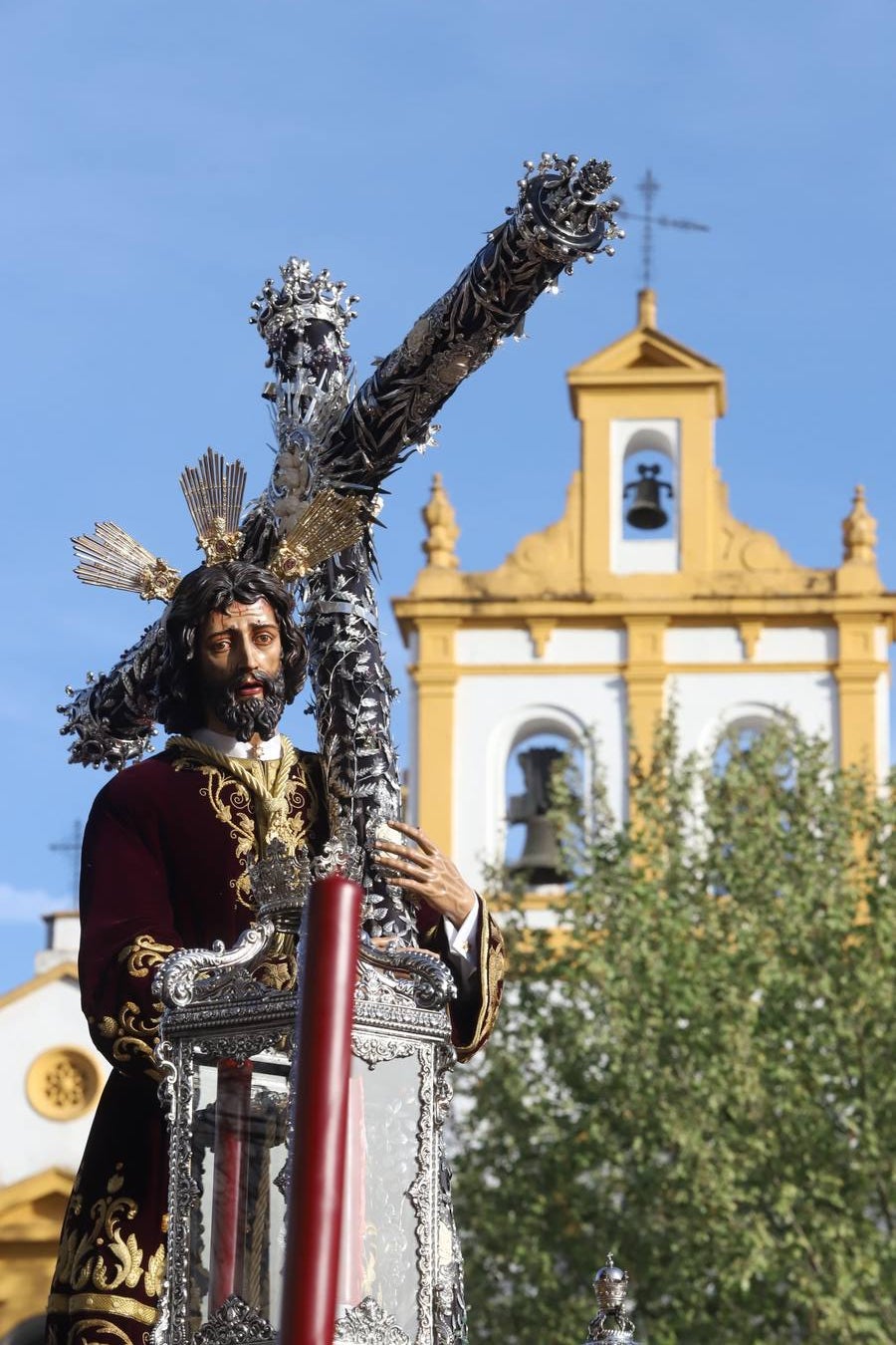 Lunes Santo | La solemne procesión de la hermandad de la Vera Cruz, en imágenes