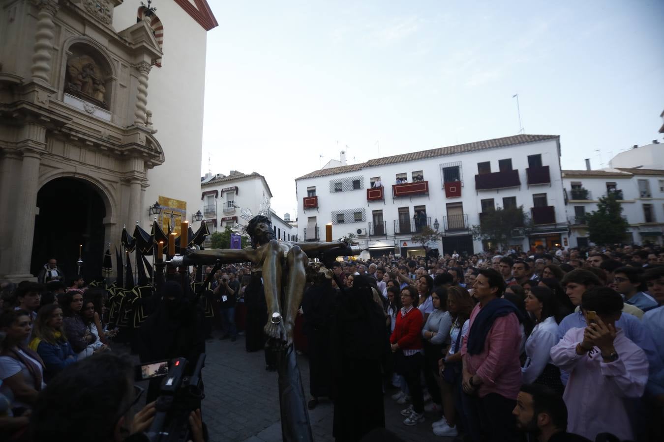 El inconfundible Vía Crucis por la Judería en el Lunes Santo de Córdoba, en imágenes