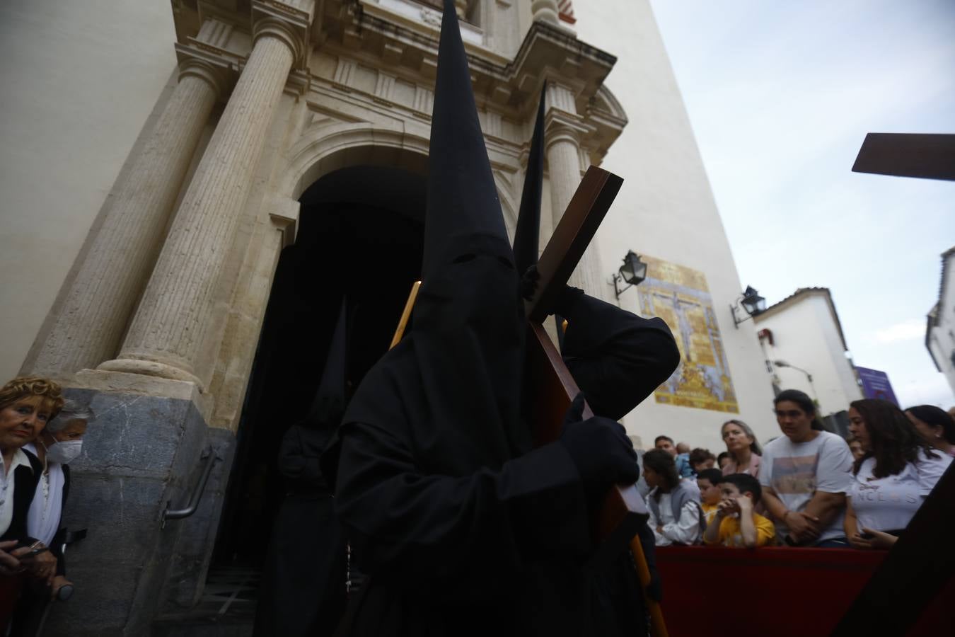 El inconfundible Vía Crucis por la Judería en el Lunes Santo de Córdoba, en imágenes