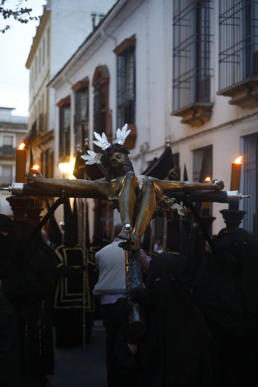 El inconfundible Vía Crucis por la Judería en el Lunes Santo de Córdoba, en imágenes