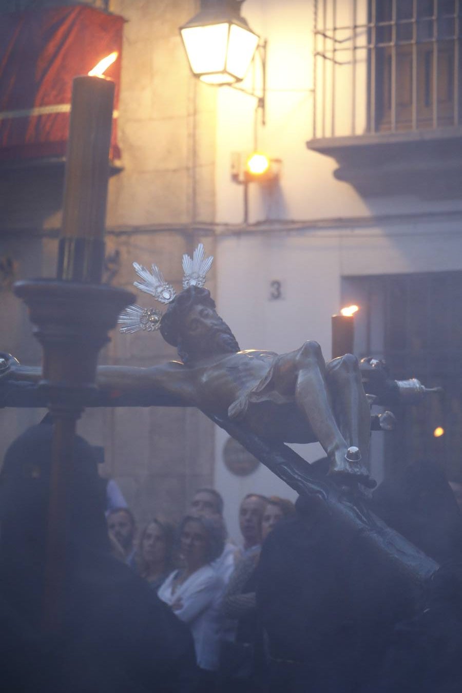 El inconfundible Vía Crucis por la Judería en el Lunes Santo de Córdoba, en imágenes