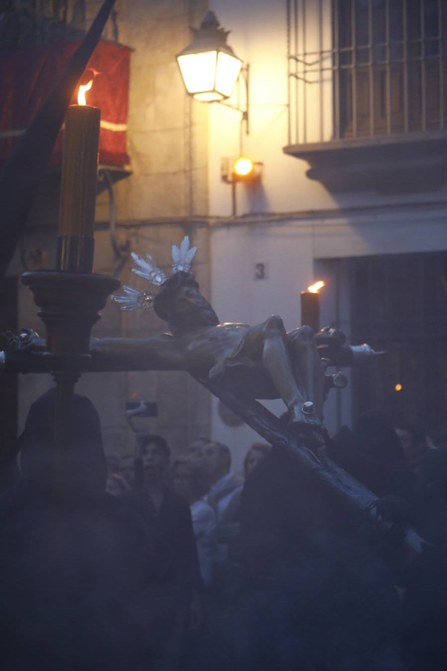 El inconfundible Vía Crucis por la Judería en el Lunes Santo de Córdoba, en imágenes