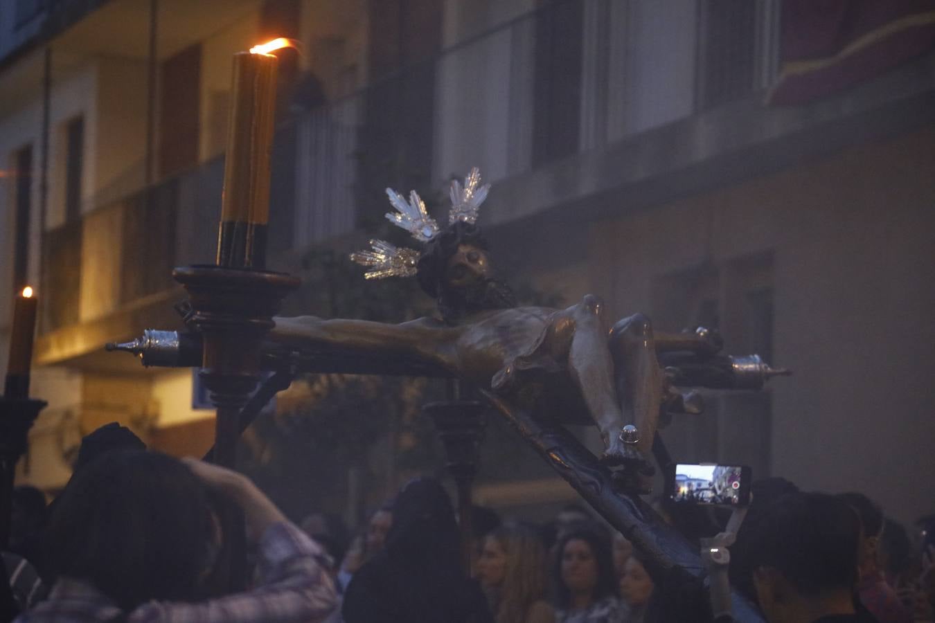 El inconfundible Vía Crucis por la Judería en el Lunes Santo de Córdoba, en imágenes