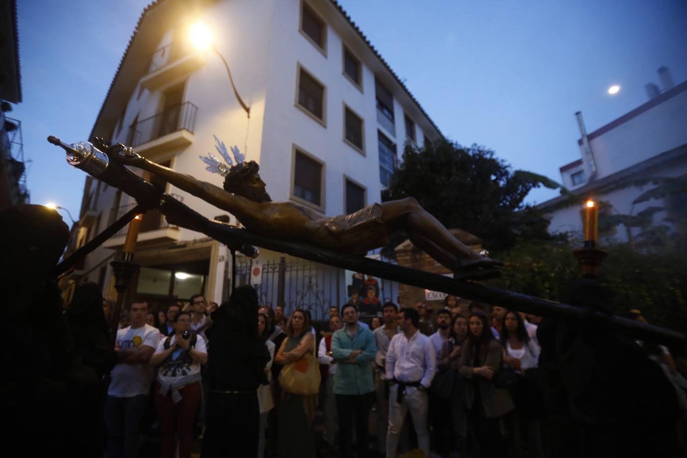 El inconfundible Vía Crucis por la Judería en el Lunes Santo de Córdoba, en imágenes