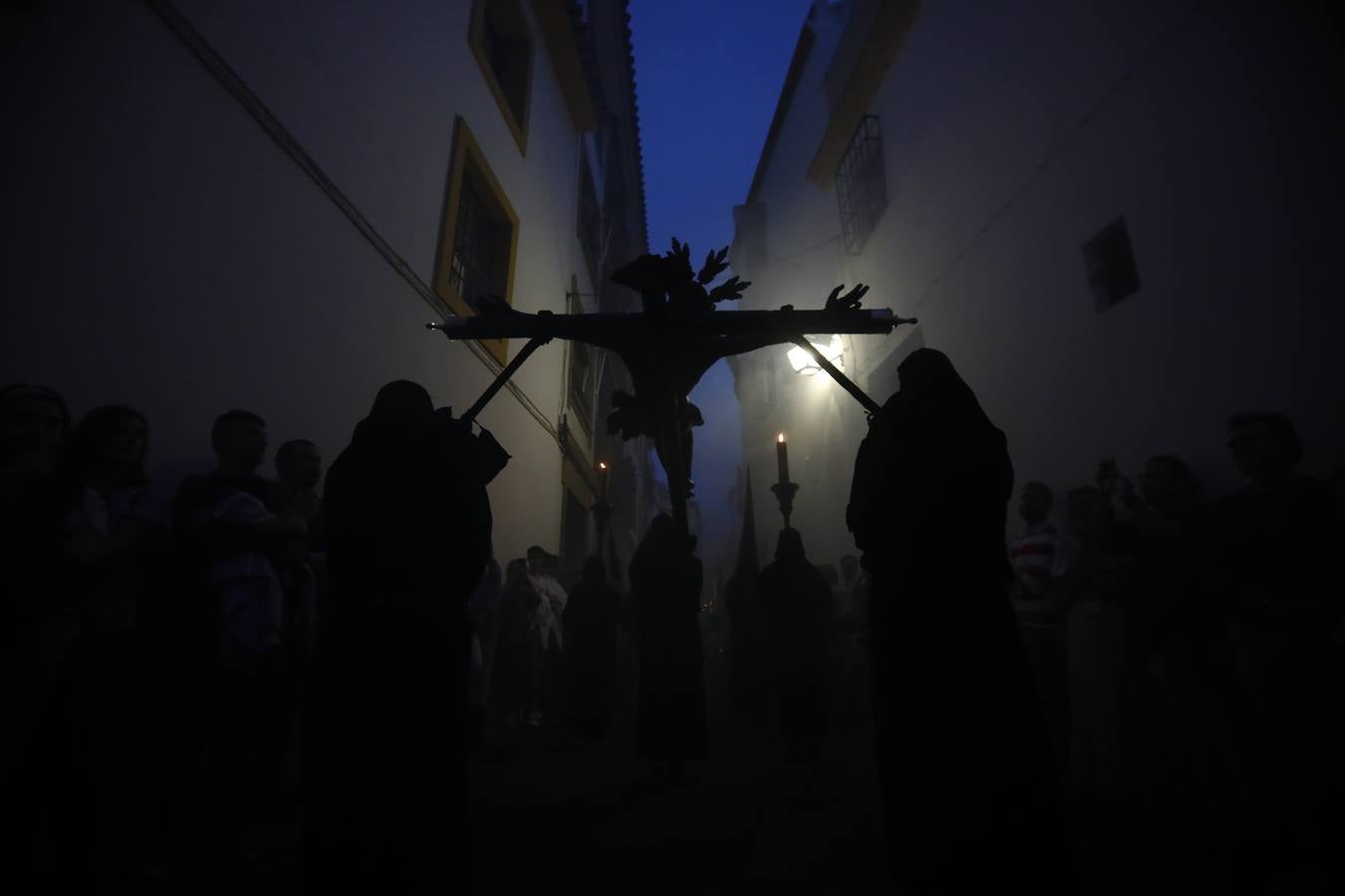 El inconfundible Vía Crucis por la Judería en el Lunes Santo de Córdoba, en imágenes