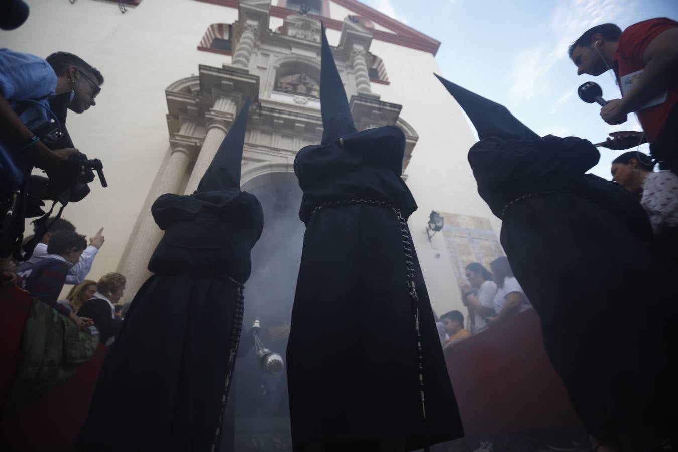 El inconfundible Vía Crucis por la Judería en el Lunes Santo de Córdoba, en imágenes