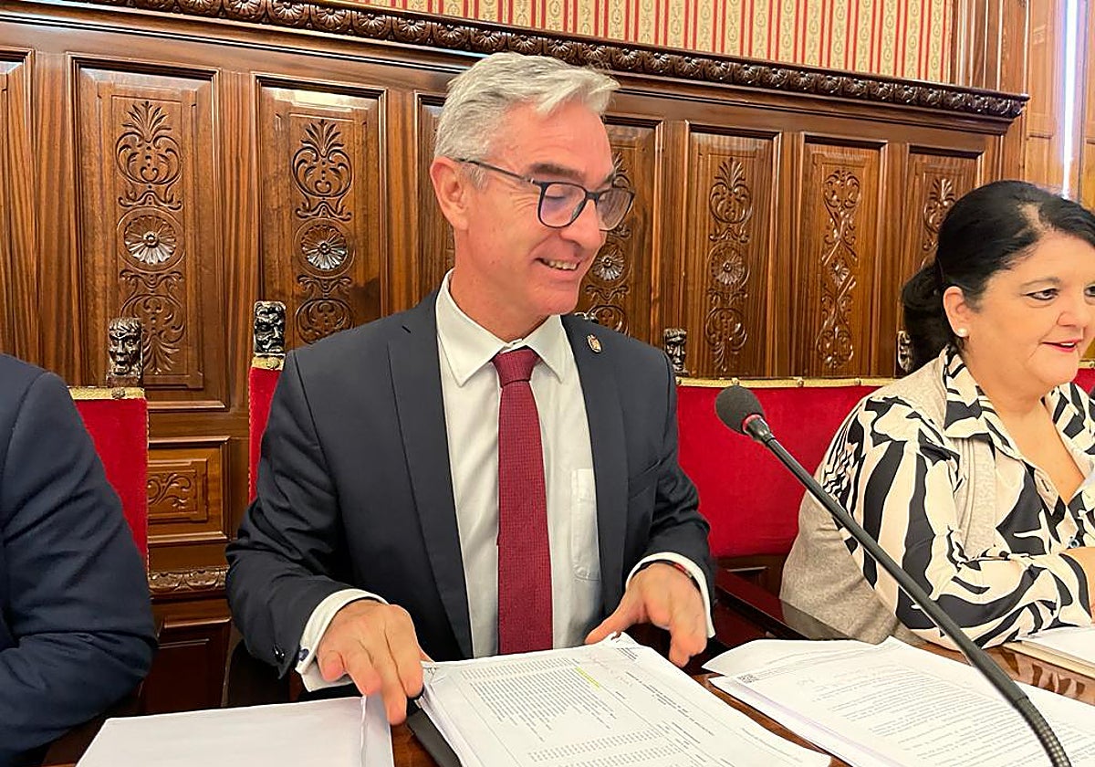 El portavoz del PP en la Diputación de Jaén, Luis Mariano Camacho, durante un pleno de la misma