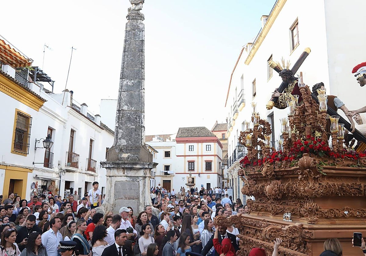 Nuestro Padre Jesús del Buen Suceso atraviesa la plaza del Potro repleta de público