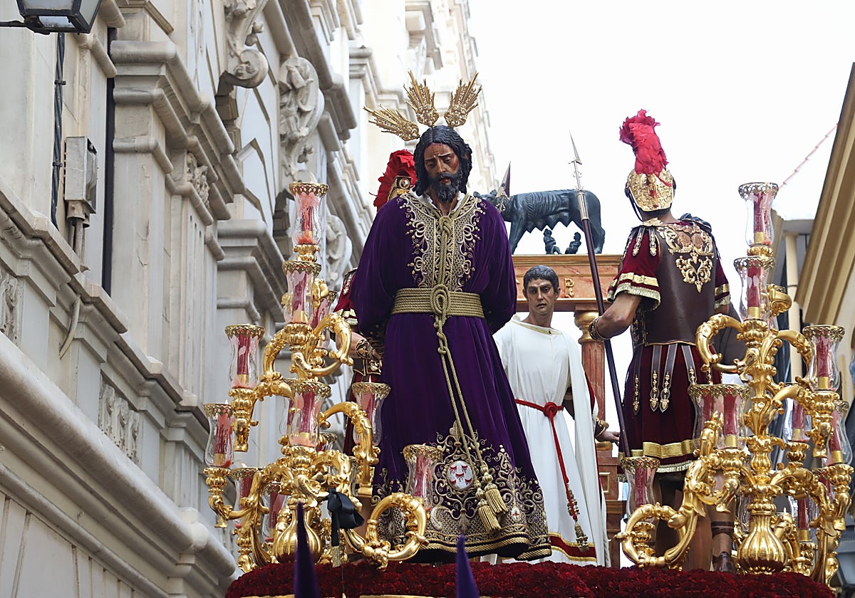 Jesús de la Sangre en el desprecio del pueblo avanza hacia Alfonso XIII este Martes Santo