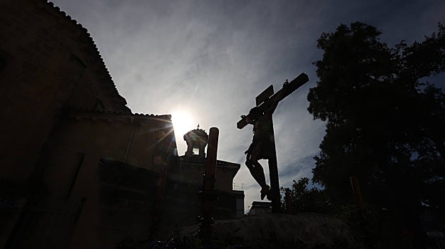 El Cristo de la Universidad, a contraluz