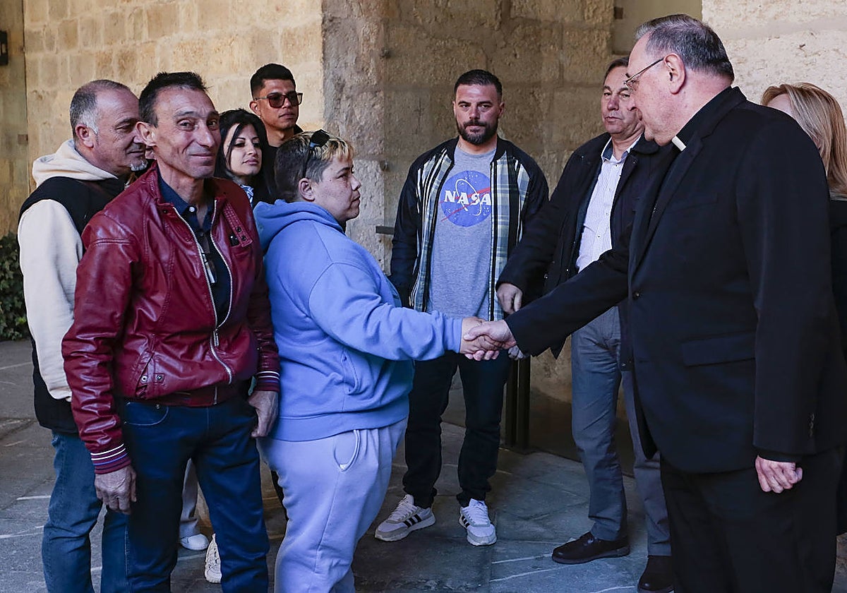 El obispo de León, Luis Ángel de las Heras, recibe a un grupo de once internos del Centro Penitenciario de Mansilla de las Mulas y del Centro de Inserción Social-CIS Jesús Haddad, que por la tarde participarán como braceros en la Procesión del Perdón