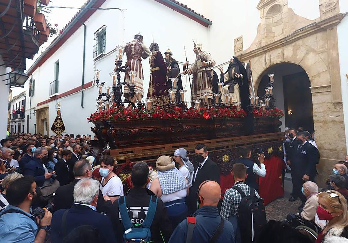 La hermandad del Perdón, poniéndose en la calle en la Semana Santa de 2022