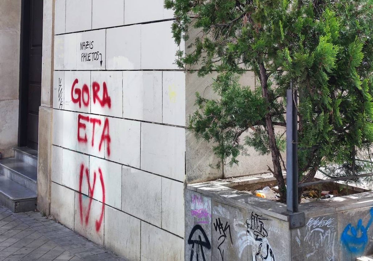 Imagen de la pintada en la plaza Luis Portero de Granada