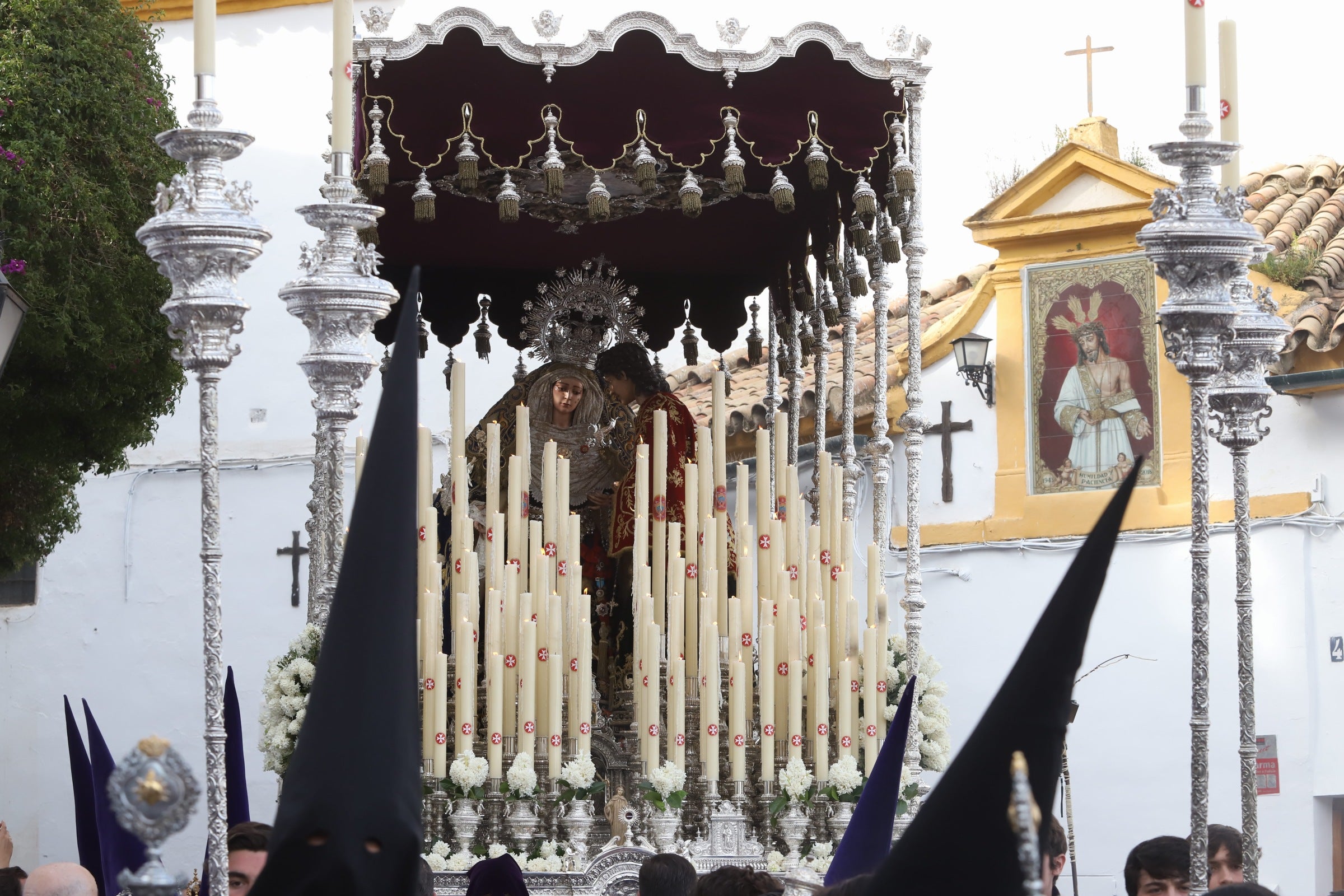El clacisismo del Císter en la multitud de Capuchinos por el Martes Santo de Córdoba