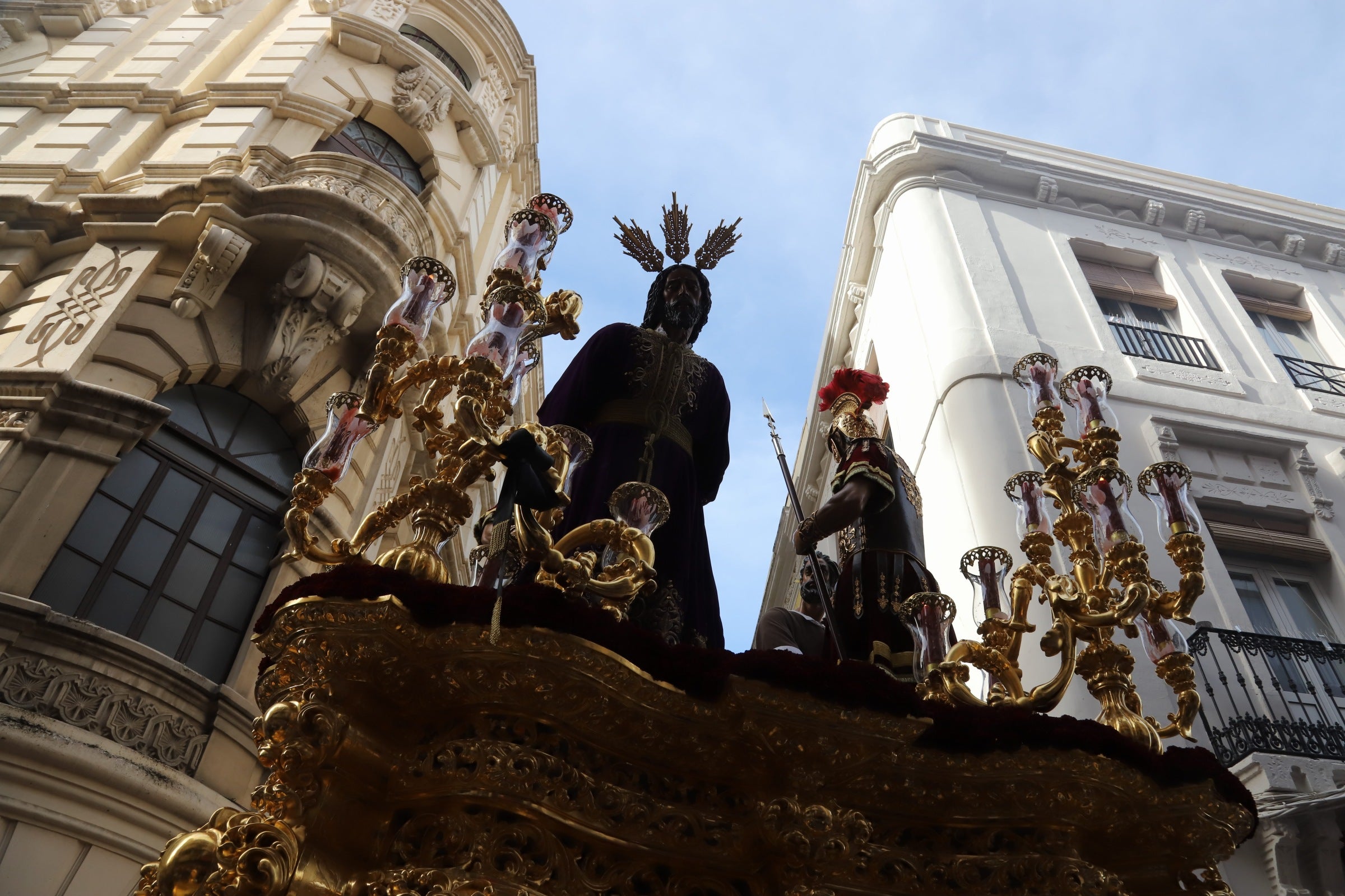 El clacisismo del Císter en la multitud de Capuchinos por el Martes Santo de Córdoba