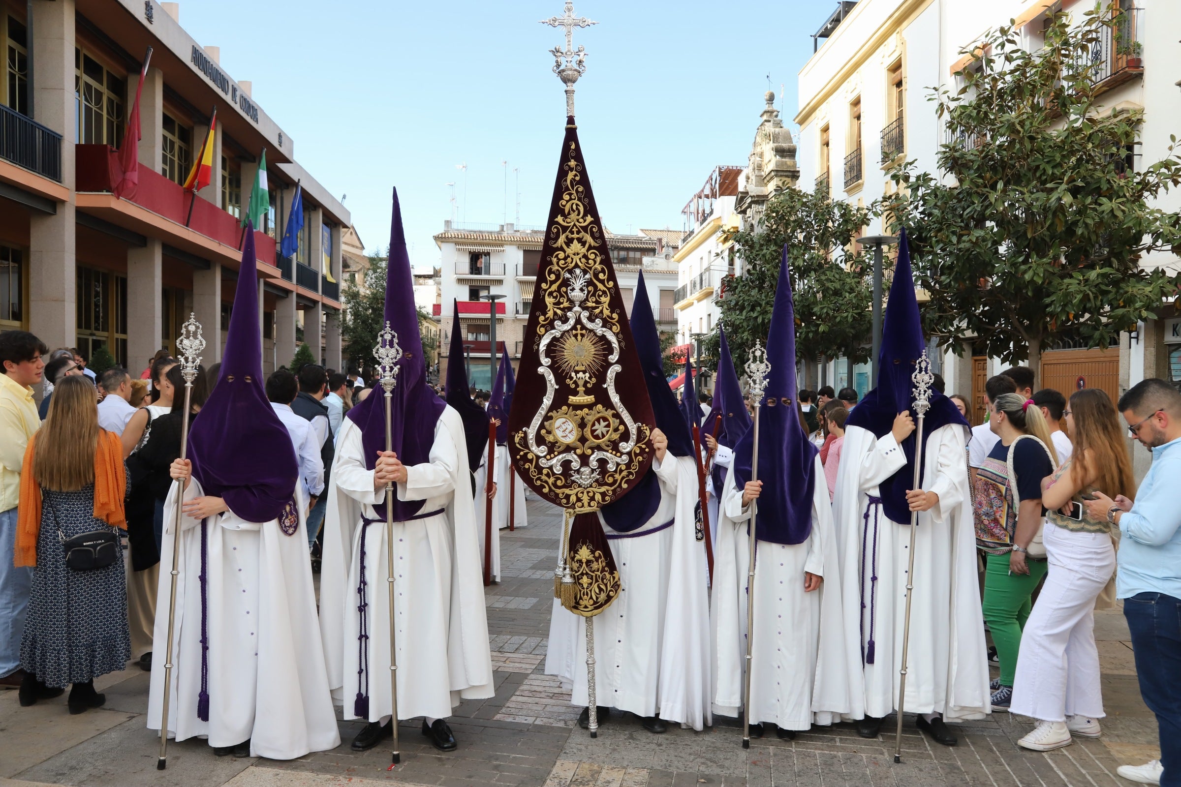 El clacisismo del Císter en la multitud de Capuchinos por el Martes Santo de Córdoba