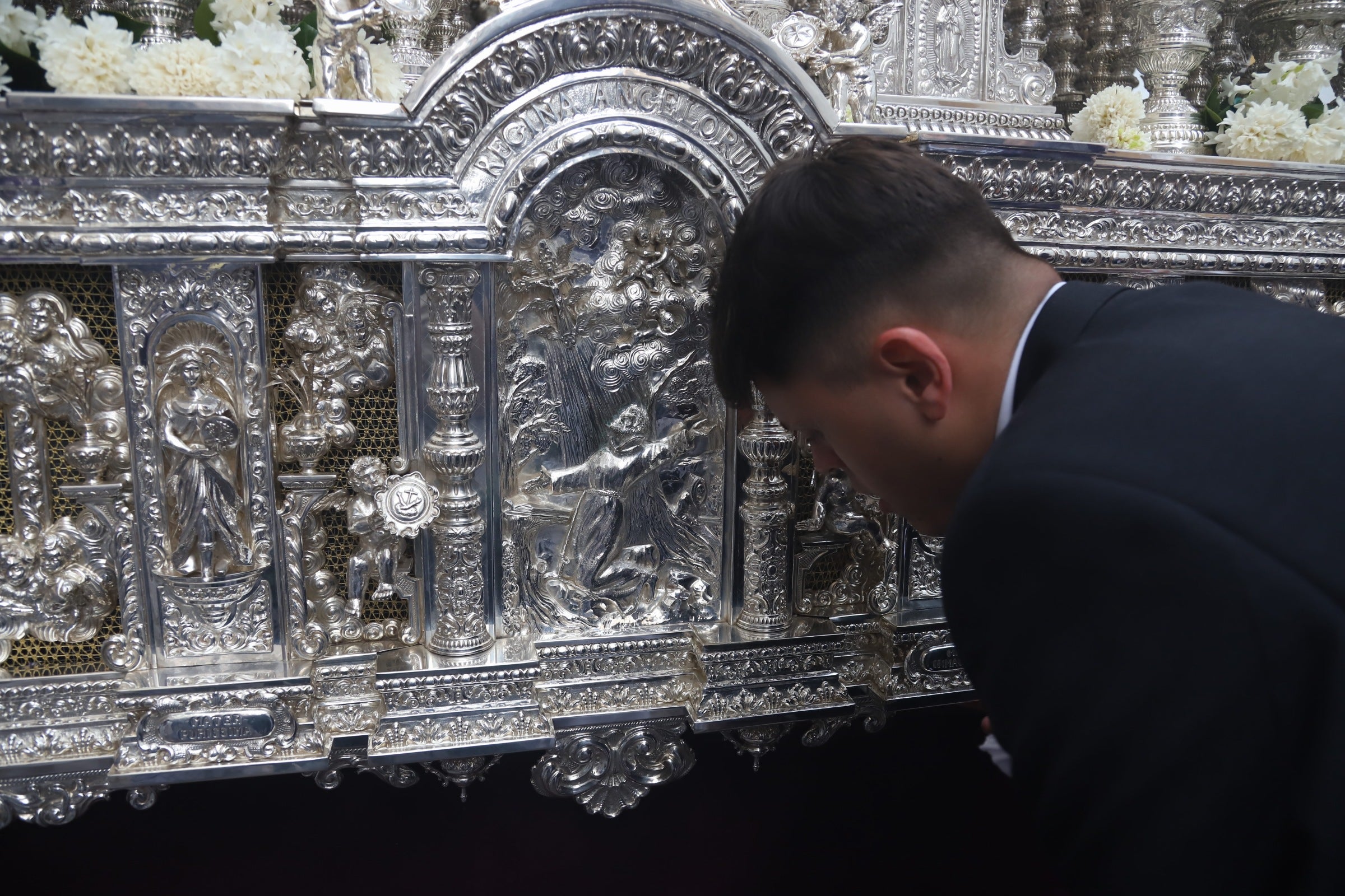 El clacisismo del Císter en la multitud de Capuchinos por el Martes Santo de Córdoba