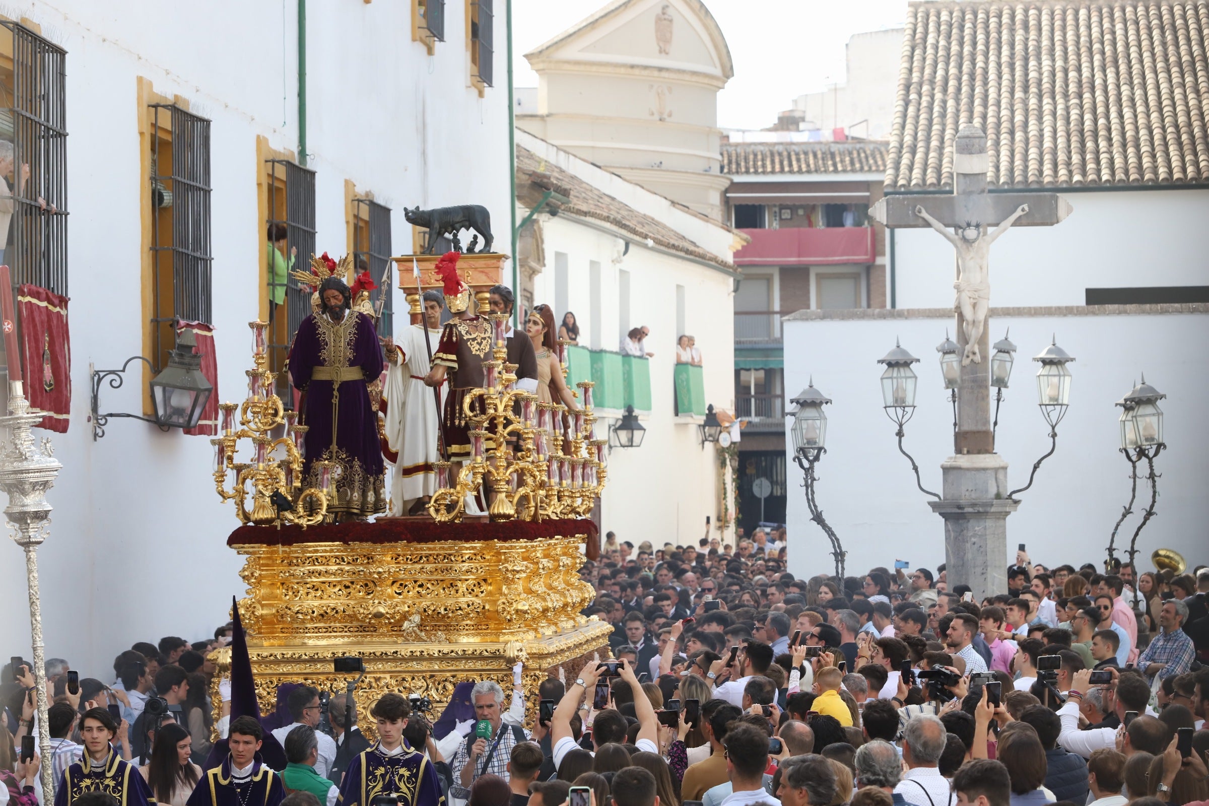 El clacisismo del Císter en la multitud de Capuchinos por el Martes Santo de Córdoba