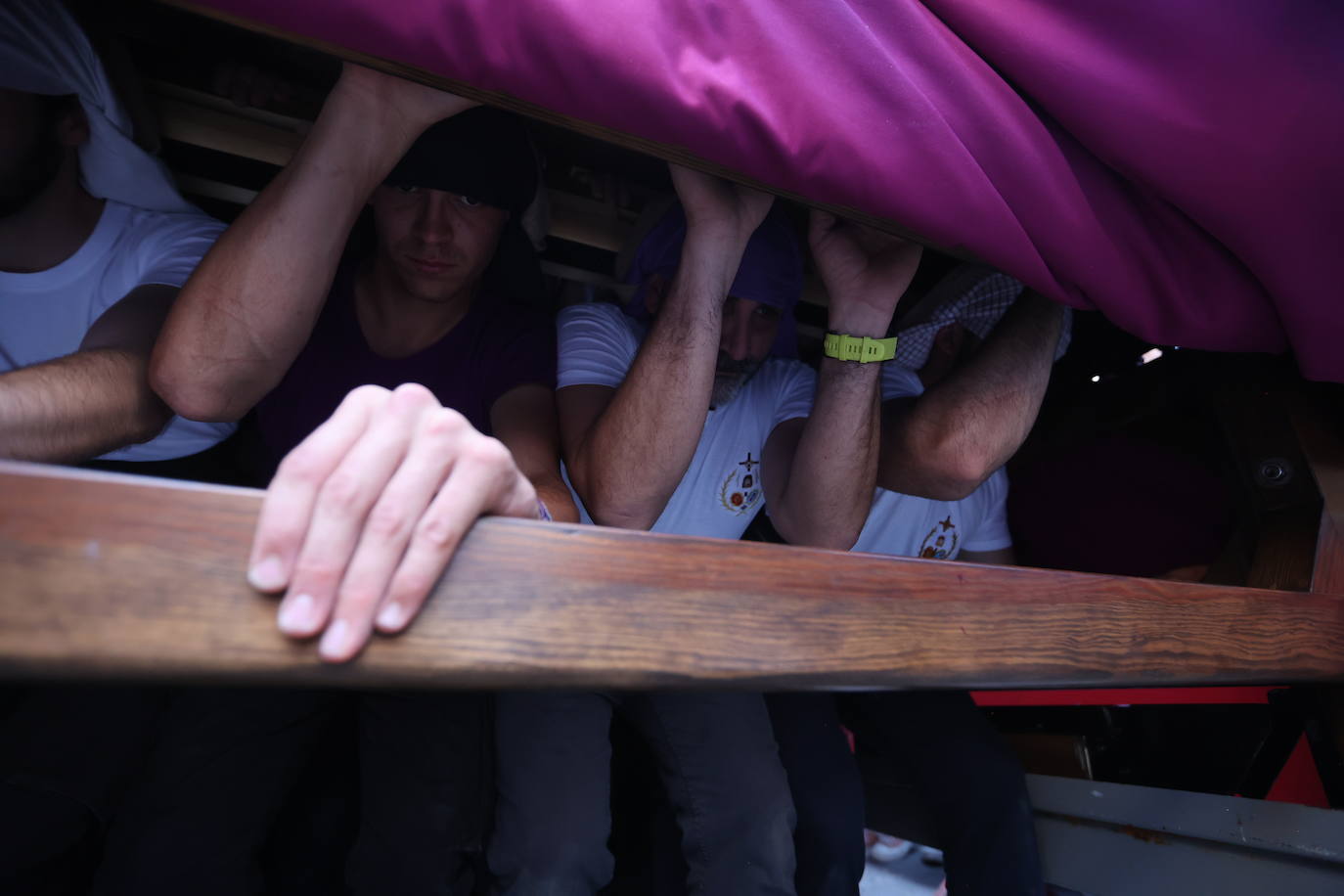 Imágenes | La pletórica Santa Faz camina con orgullo desde la Trinidad en el Martes Santo de Córdoba