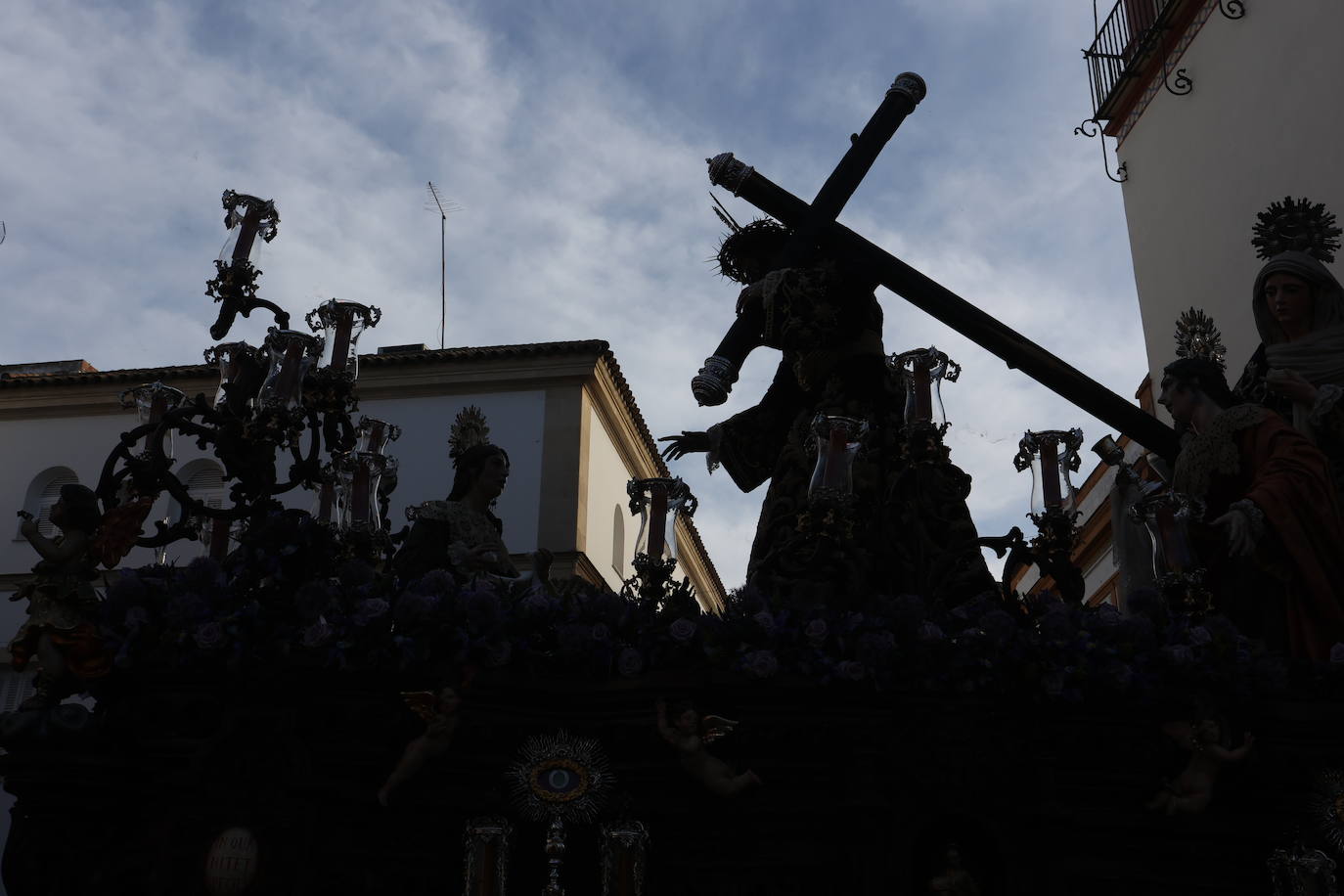 Imágenes | La pletórica Santa Faz camina con orgullo desde la Trinidad en el Martes Santo de Córdoba