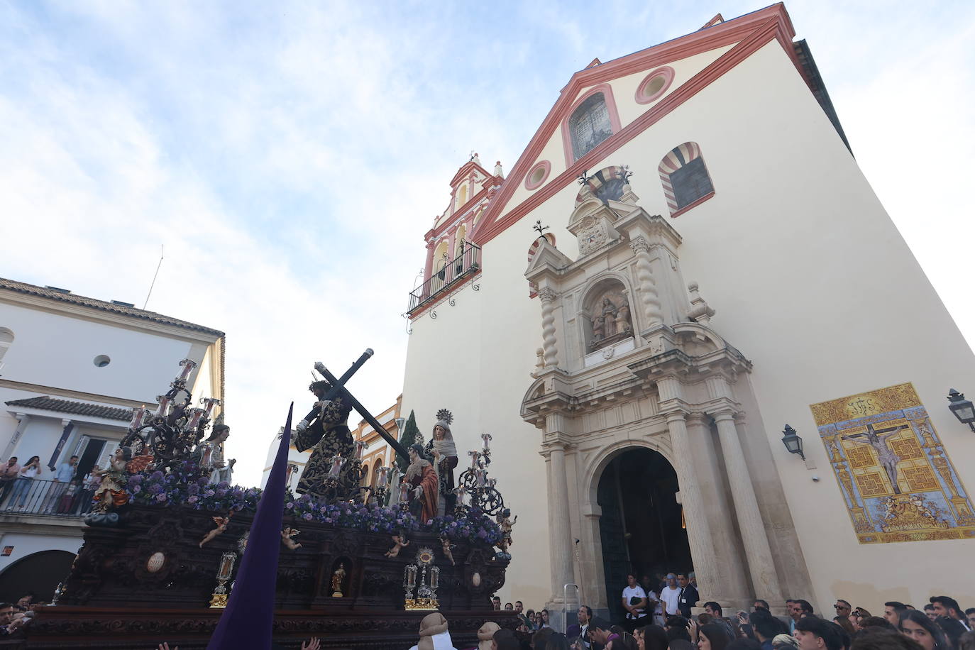Imágenes | La pletórica Santa Faz camina con orgullo desde la Trinidad en el Martes Santo de Córdoba