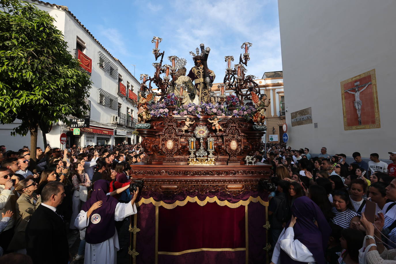 Imágenes | La pletórica Santa Faz camina con orgullo desde la Trinidad en el Martes Santo de Córdoba
