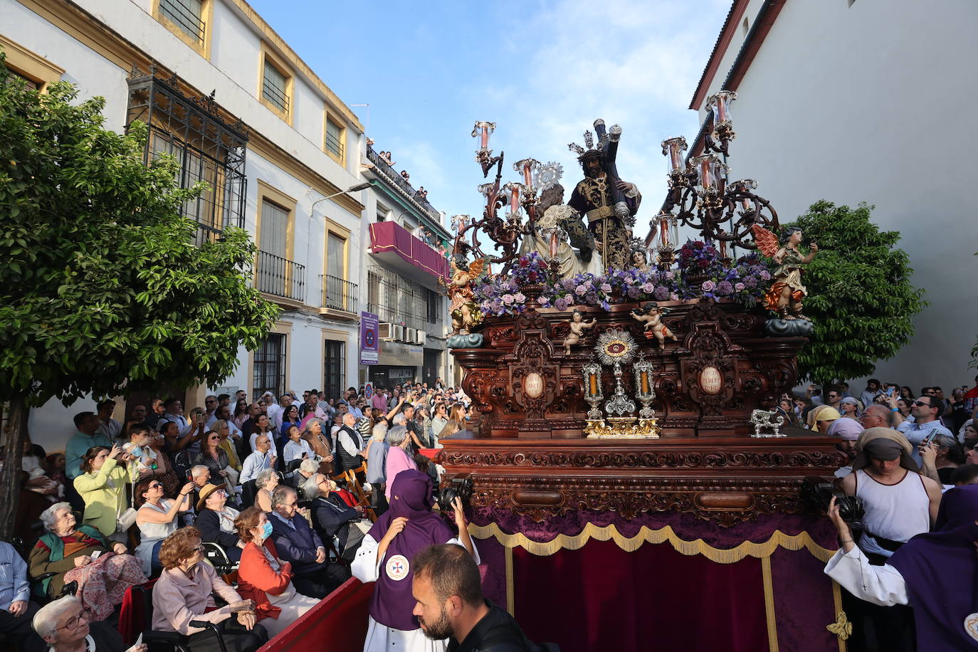 Imágenes | La pletórica Santa Faz camina con orgullo desde la Trinidad en el Martes Santo de Córdoba