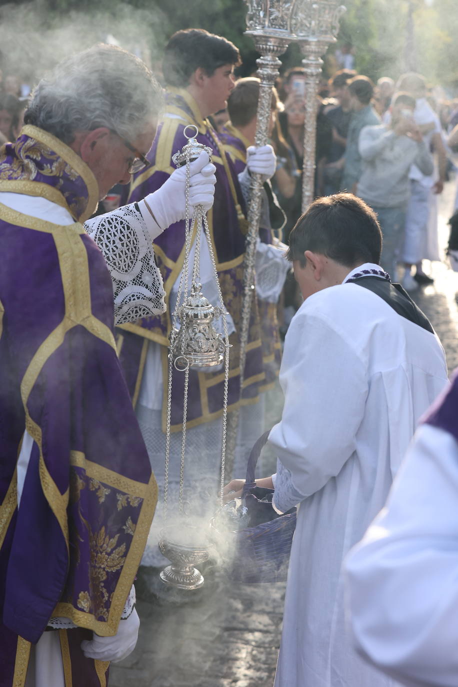 Imágenes | La pletórica Santa Faz camina con orgullo desde la Trinidad en el Martes Santo de Córdoba