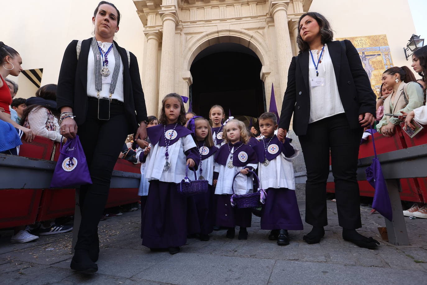 Imágenes | La pletórica Santa Faz camina con orgullo desde la Trinidad en el Martes Santo de Córdoba