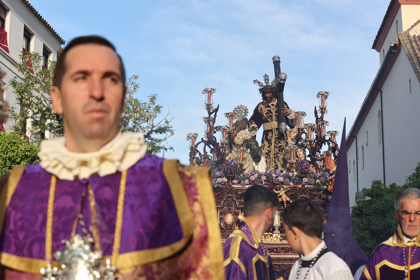 Imágenes | La pletórica Santa Faz camina con orgullo desde la Trinidad en el Martes Santo de Córdoba