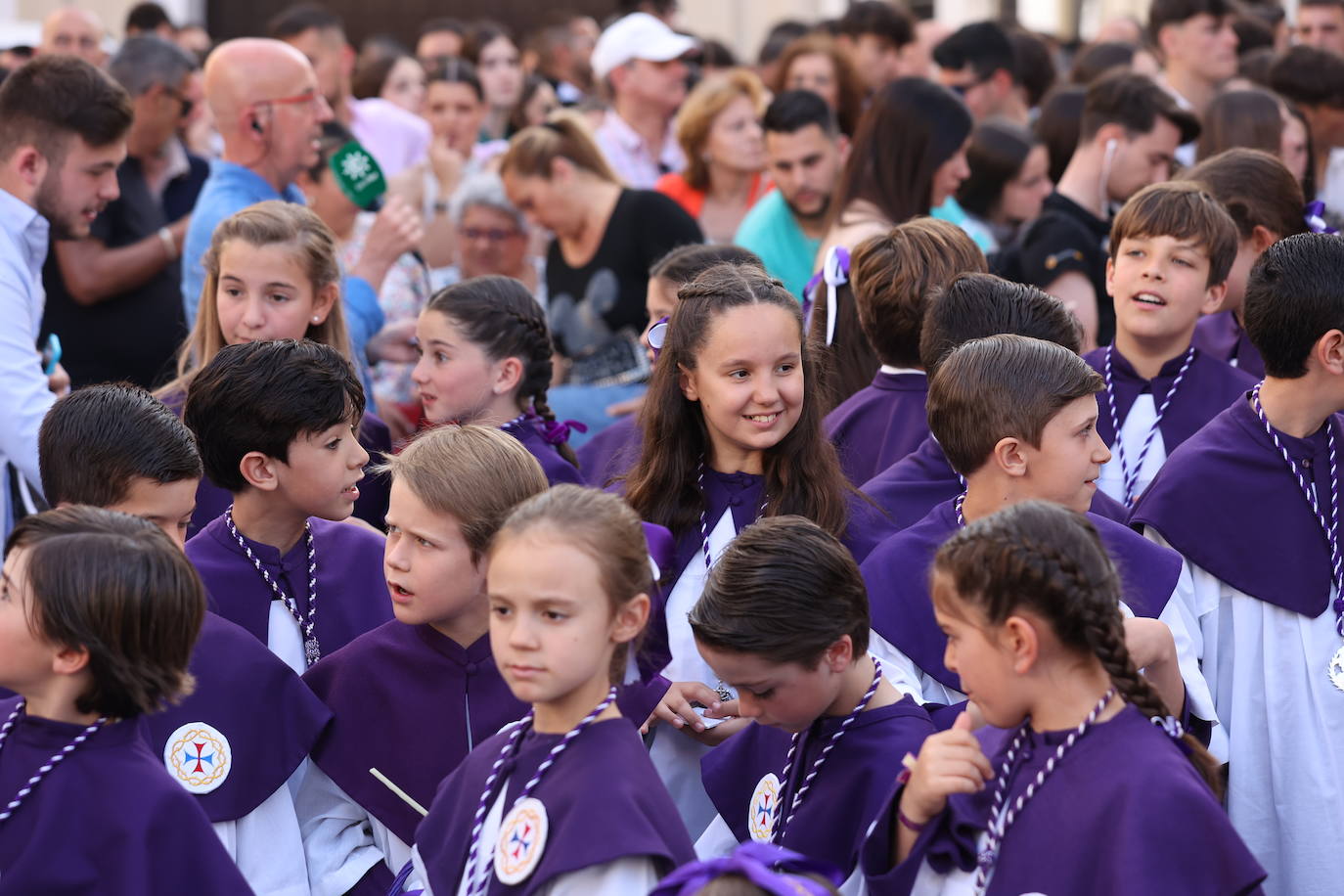 Imágenes | La pletórica Santa Faz camina con orgullo desde la Trinidad en el Martes Santo de Córdoba