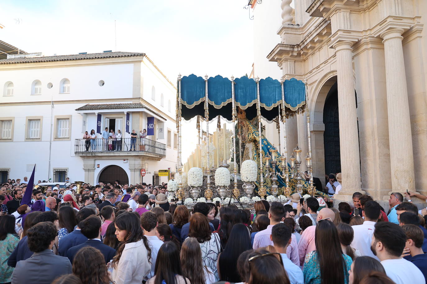 Imágenes | La pletórica Santa Faz camina con orgullo desde la Trinidad en el Martes Santo de Córdoba