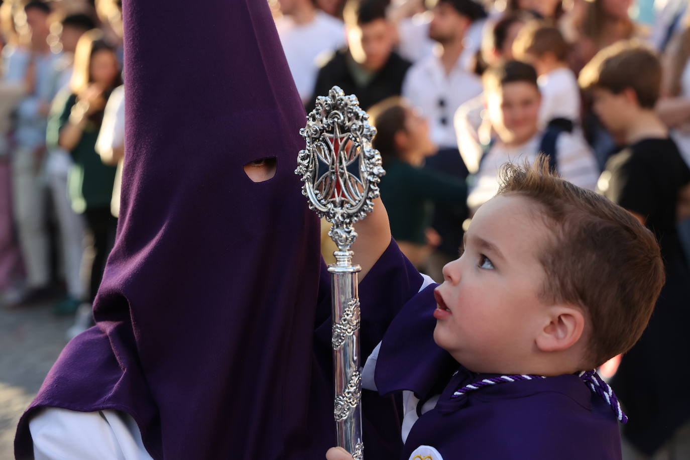 Imágenes | La pletórica Santa Faz camina con orgullo desde la Trinidad en el Martes Santo de Córdoba