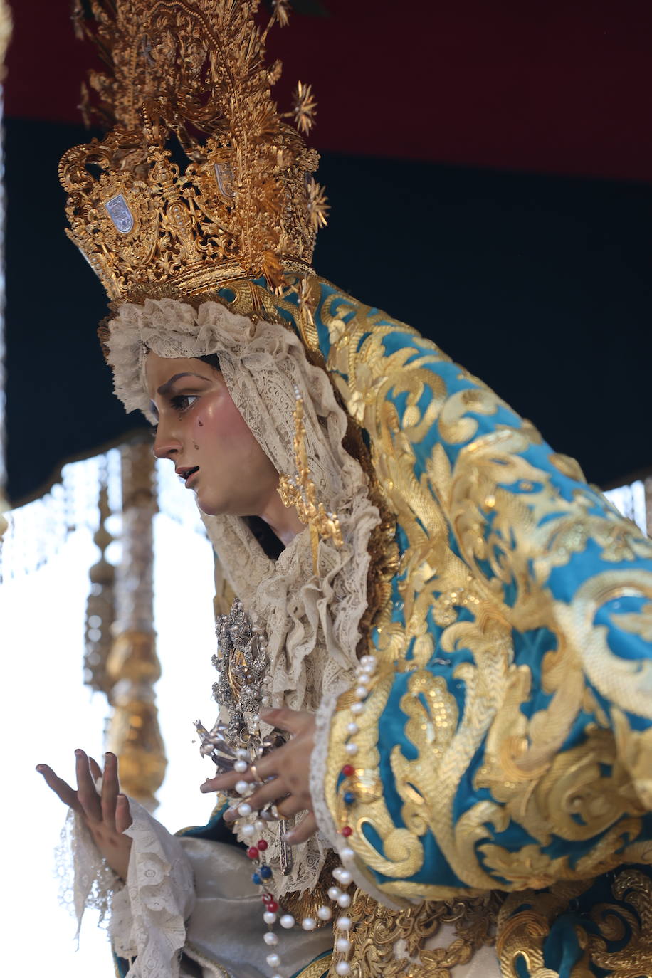 Imágenes | La pletórica Santa Faz camina con orgullo desde la Trinidad en el Martes Santo de Córdoba
